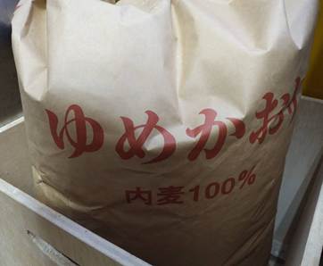 ����, �J�b�v, �e�[�u��, ���� ���܂܂�Ă���摜

�����I�ɐ������ꂽ����