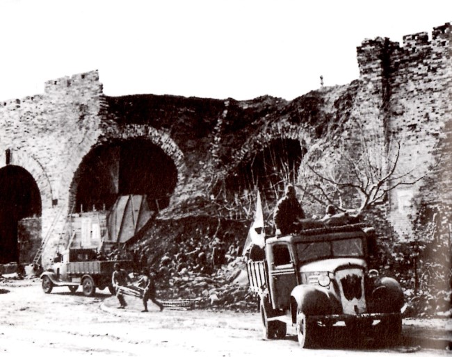 爆撃で破壊された中山門