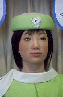 入場ゲートで来場者を案内する「アクトロイド」の写真