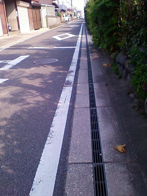 側溝のふたの写真