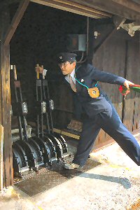 明智駅にて