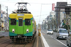 市役所前に進入する600形