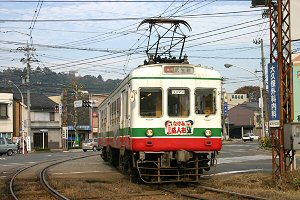 専用軌道へ入る300形