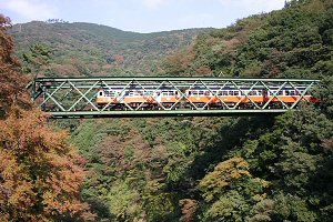 出山鉄橋を渡る1形・2形