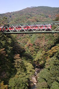 出山鉄橋を渡る1000・2000形