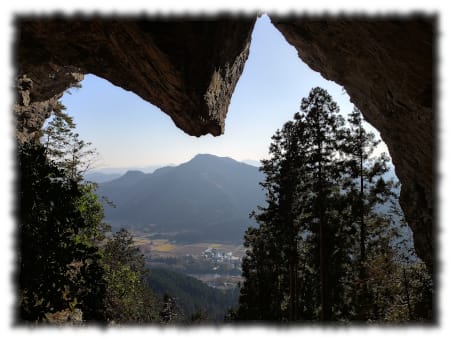 かまど倉の大洞窟奥から二股山を望む