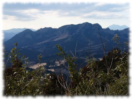 多気山から古賀志山を望む。右奥は大真子山・小真子山