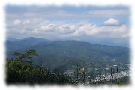 神奈川県立２１世紀の森から高松山を遠望する