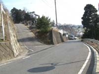 林道・山際北口線入口と金山