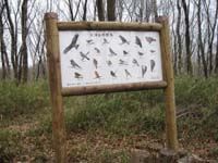 野鳥説明板と山頂からの眺望(西)