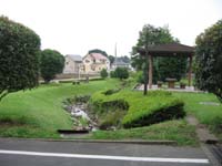 東屋やベンチのある親水公園