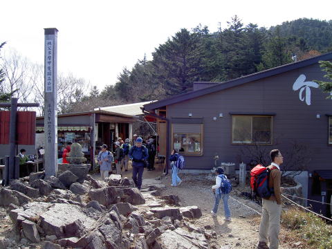 介山荘の賑わい