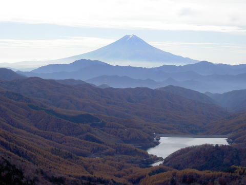 雷岩付近からのダム湖と富士山