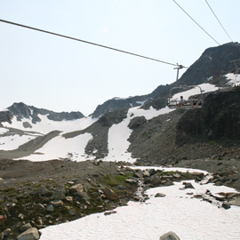 残雪の山