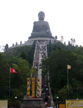 山の上に立つ天壇大仏