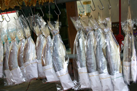 店頭の干し魚