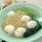 空港で魚すり身の麺