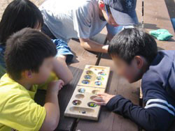 ゲームを楽しむ子供たち